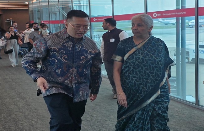 सिंगापुर में वित्त मंत्री सीतारमण का स्वागत करते भारत के हाई कमिश्नर डॉ. शिल्पाक अंबुले