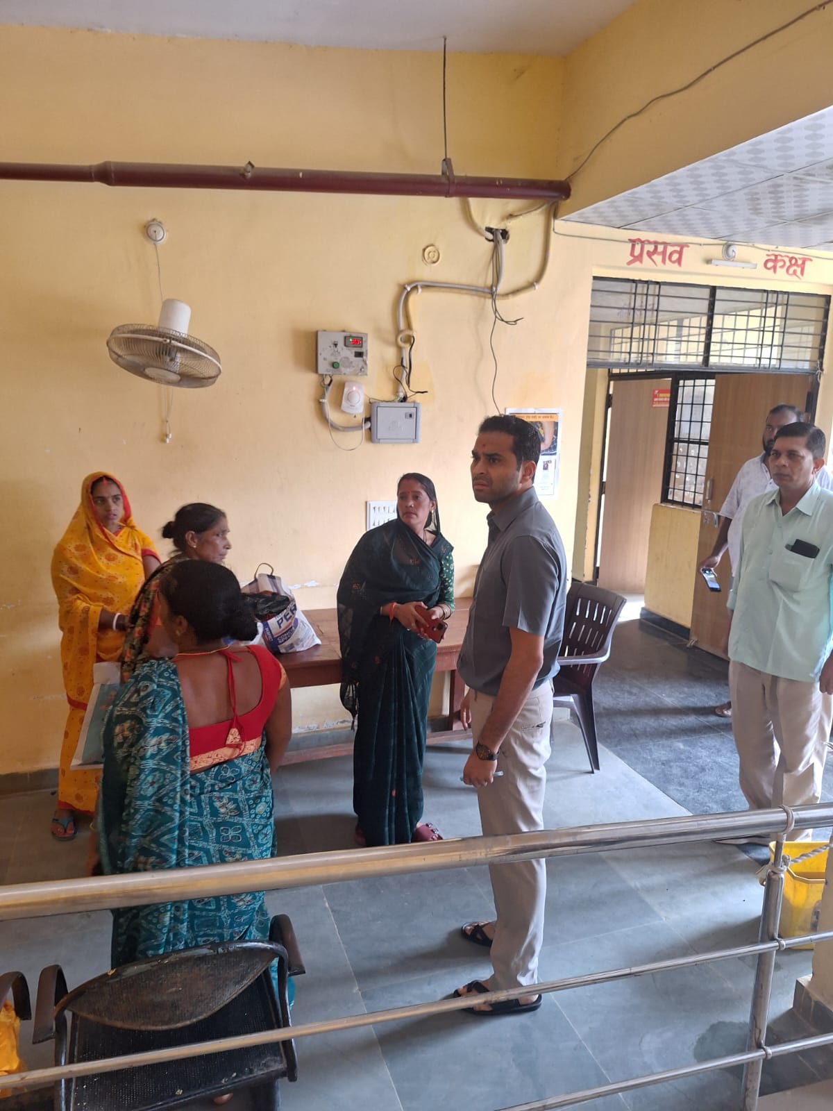 निरीक्षण करते जिलाधिकारी