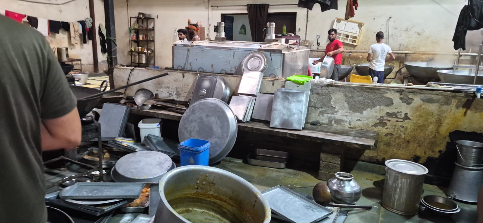 बिना लाइसेंस चल रही मिठाई निर्माण इकाई सीज कर की  275 किलो खाद्य सामग्री जब्त