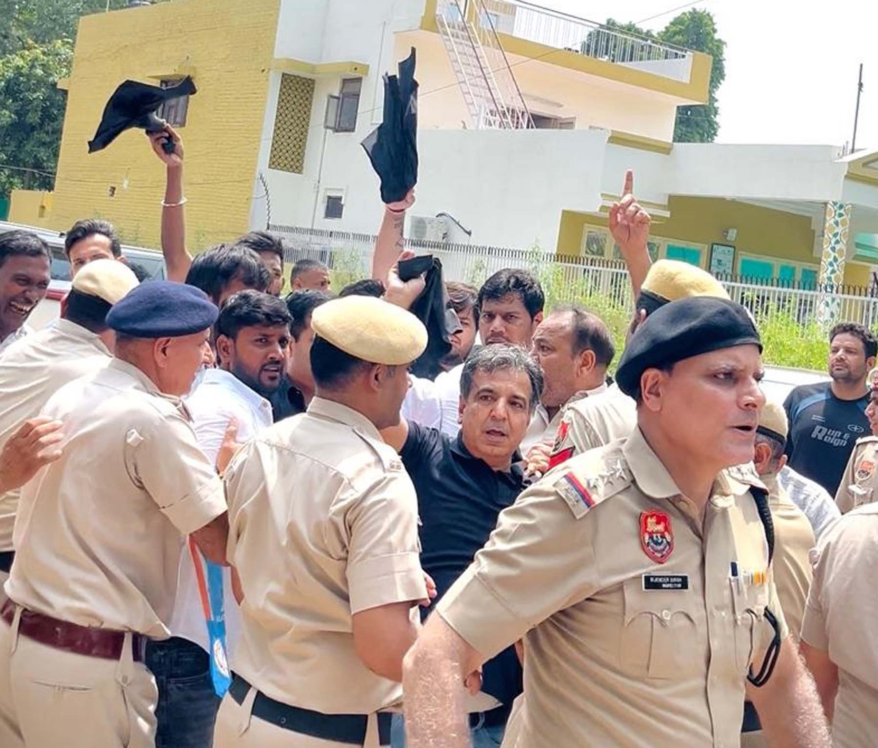 गुरुग्राम में मुख्यमंत्री के काफिले को काले झंडे दिखाते कांग्रेस नेता व कार्यकर्ता।