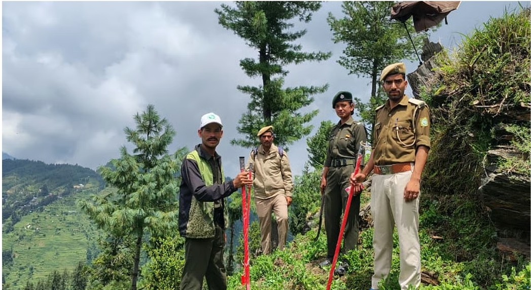मटर की खेती नष्ट करने पहुंचे वन कर्मी।
