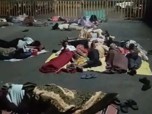 खुले आसमान के नीचे गुजारी रात