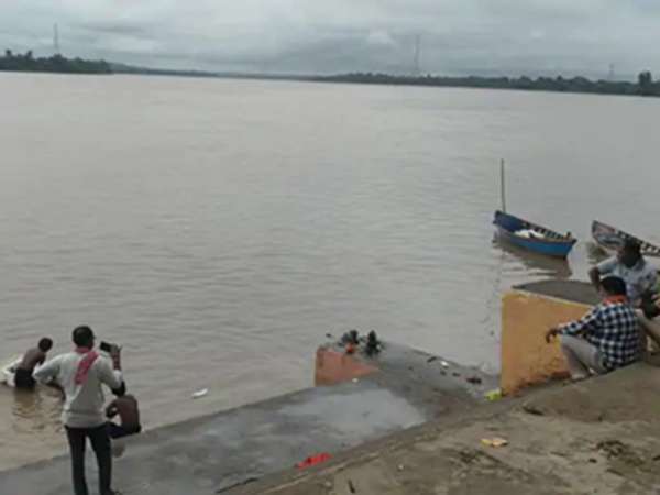 सेठानी घाट पर बढ़ा नर्मदा का जलस्तर