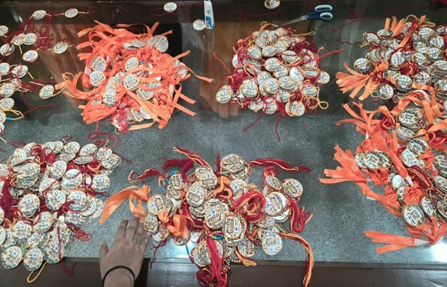 कारीगरों द्वारा तैयार विशेष थीम आधारित राखियों को प्रदर्शित करते  खंडेलवाल