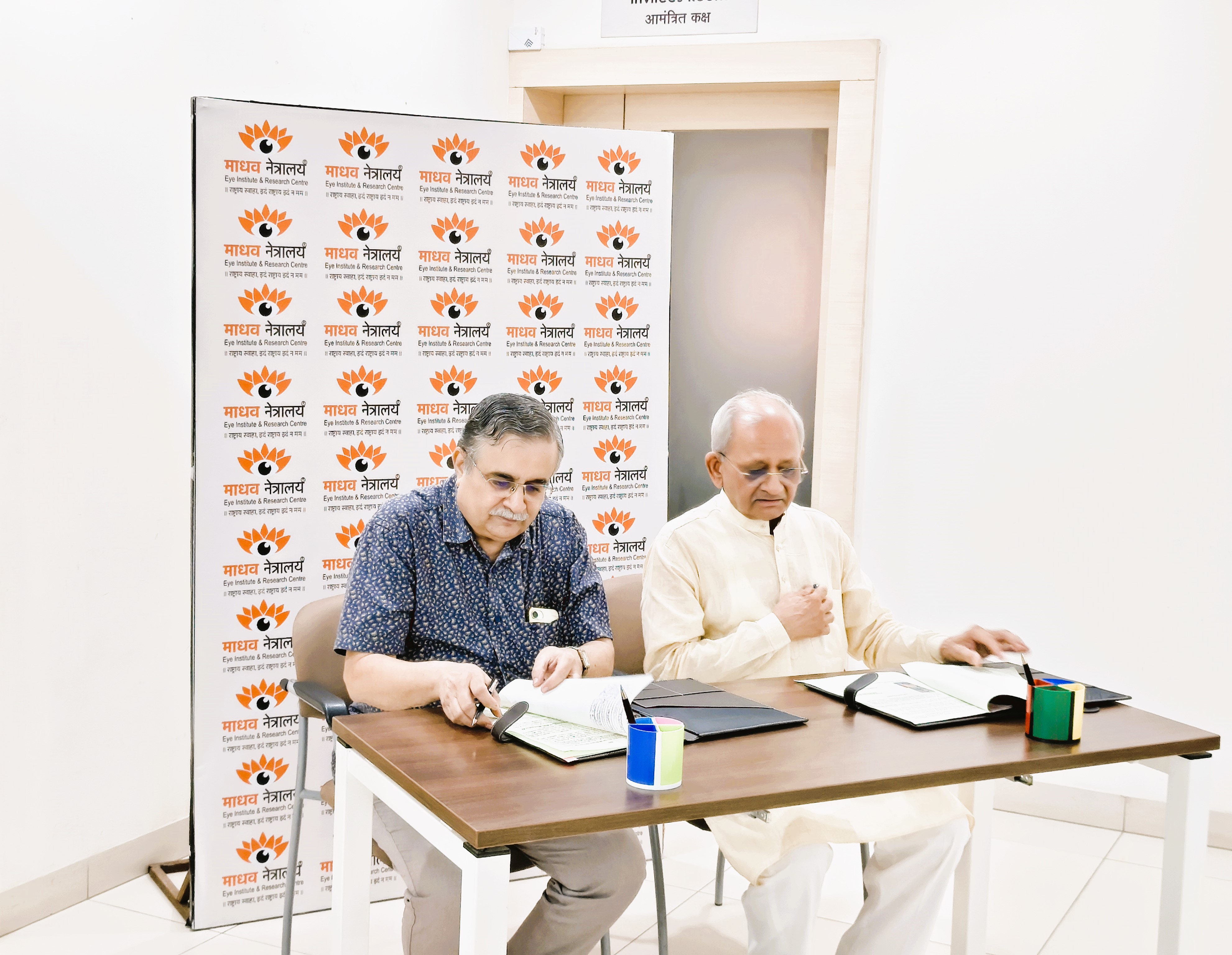 अरिवंद मार्डीकर आणि अविनाश अग्निहोत्री सामंजस्य करारावर हस्ताक्षर करताना