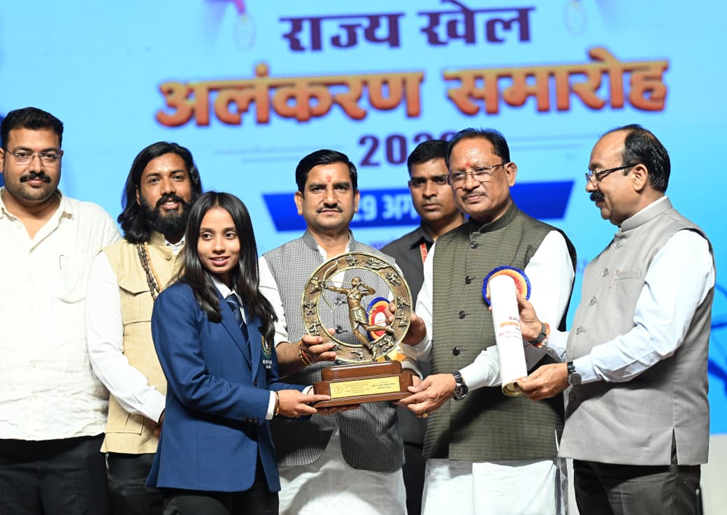राष्ट्रीय खेल दिवस पर मुख्यमंत्री साय ने 126 खिलाड़ियों व प्रशिक्षकों को प्रदान किए राज्य खेल अलंकरण - हिन्दुस्थान समाचार