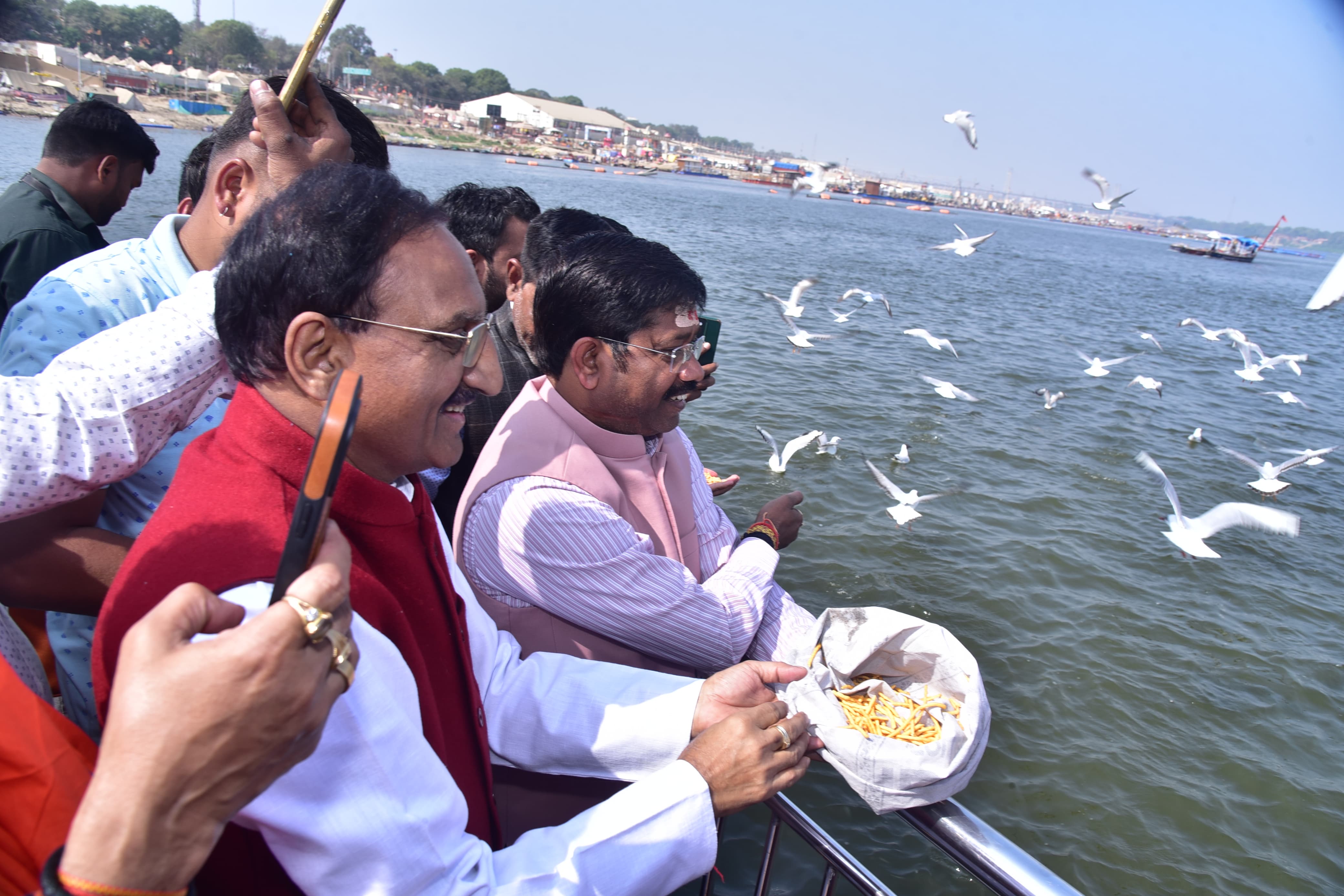 Ex-CM Uttarakhand takes holy dip in Sangam