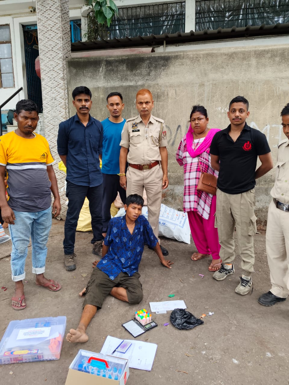 गुवाहाटी में हेरोइन के साथ गिरफ्तार व्यक्ति की तस्वीर। गुवाहाटी में हेरोइन के साथ गिरफ्तार व्यक्ति की तस्वीर।