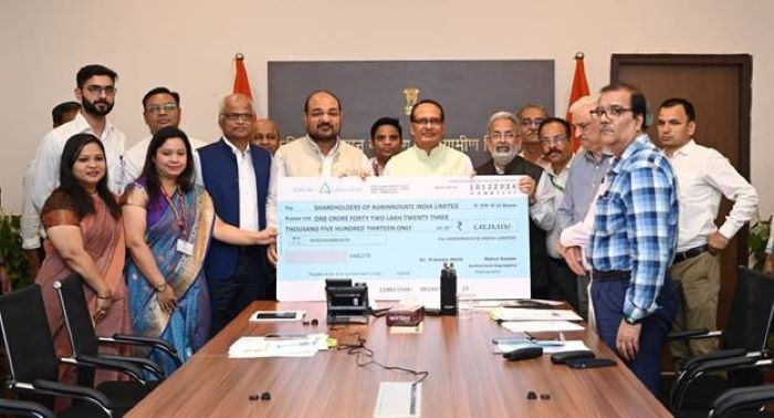 New Delhi: AGIN presented a dividend of ₹1 crore 42 lakh 23 thousand 513 to Agriculture and Farmer Welfare Minister Shivraj Chouhan for the financial year 2023-24. New Delhi: AGIN presented a dividend of ₹1 crore 42 lakh 23 thousand 513 to Agriculture and Farmer Welfare Minister Shivraj Chouhan for the financial year 2023-24.