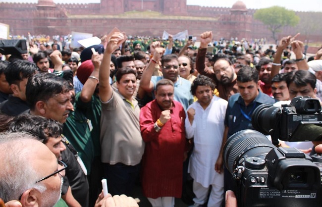 CAIT Secretary General Praveen Khandelwal leading the traders.