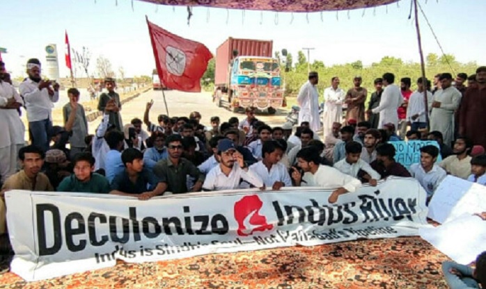 In the Sindh province, protesters are sitting on the roads. As a result, around 15,000 cargo vehicles are stuck in the middle of the road. In the Sindh province, protesters are sitting on the roads. As a result, around 15,000 cargo vehicles are stuck in the middle of the road.