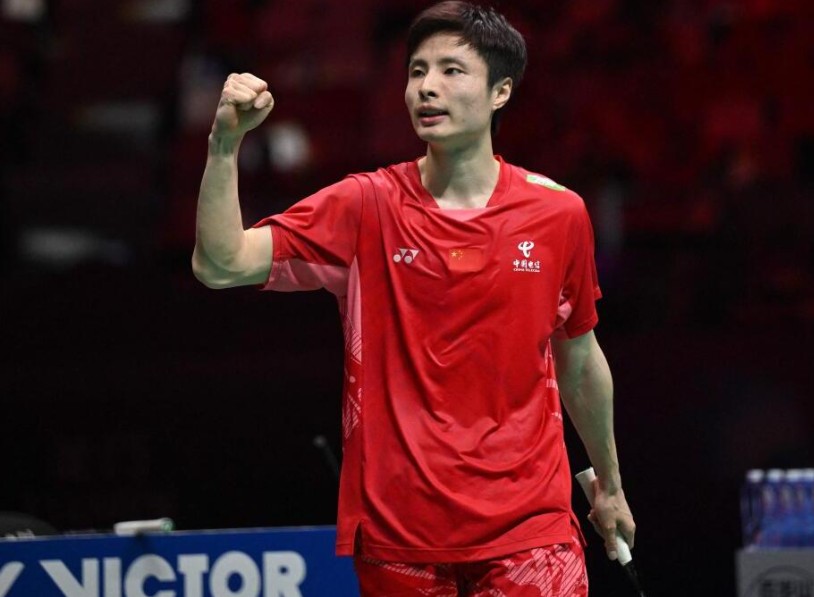 China's Shi Yuqi celebrating victory against Japan's Kodai Naroka.