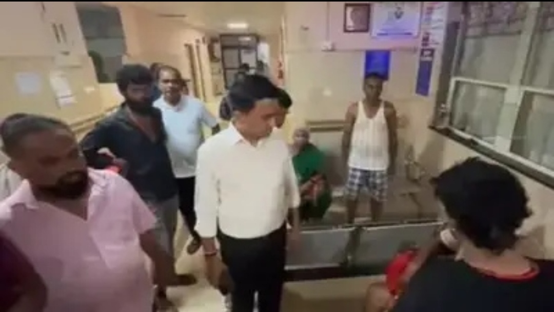 CM Sawant visited hospitals to assist the injured and is actively overseeing the situation CM Sawant visited hospitals to assist the injured and is actively overseeing the situation
