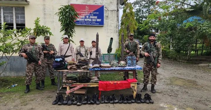 मणिपुर में बरामद हथियार और विस्फोटकों की तस्वीर। मणिपुर में बरामद हथियार और विस्फोटकों की तस्वीर।