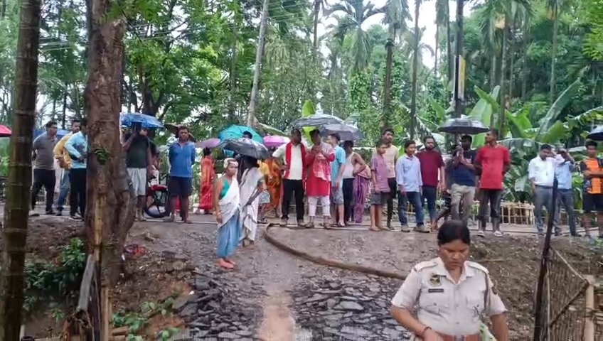 एलेंगा में लगी भीषण आग की तस्वीर। एलेंगा में लगी भीषण आग की तस्वीर।
