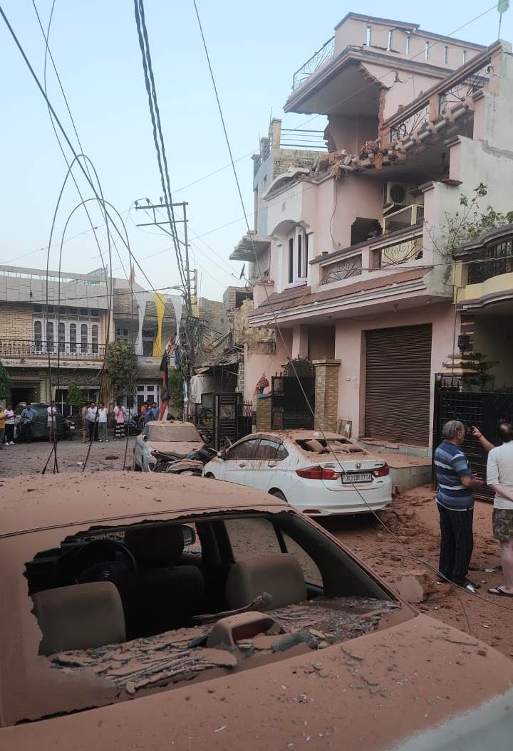 People Wake Up To Blast-Like Sounds As Sirens Ring Out In Jammu People Wake Up To Blast-Like Sounds As Sirens Ring Out In Jammu