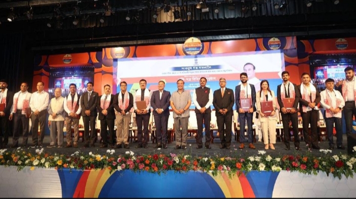 गुवाहाटी स्थित श्रीमंत शंकरदेव कलाक्षेत्र में आयोजित एक उच्चस्तरीय निवेश सम्मेलन के दौरान रविवार को मुख्यमंत्री डॉ हिमंत बिस्व सरमा 20 से अधिक समझौता ज्ञापनों पर हस्ताक्षर के मौके पर। गुवाहाटी स्थित श्रीमंत शंकरदेव कलाक्षेत्र में आयोजित एक उच्चस्तरीय निवेश सम्मेलन के दौरान रविवार को मुख्यमंत्री डॉ हिमंत बिस्व सरमा 20 से अधिक समझौता ज्ञापनों पर हस्ताक्षर के मौके पर।