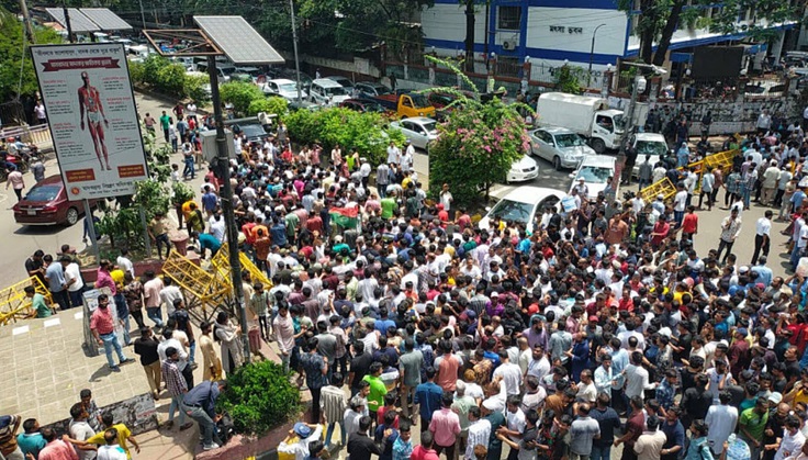 The protest that started this morning in Dhaka, the capital of Bangladesh, saw DSC workers lock the offices of several departments. The protest that started this morning in Dhaka, the capital of Bangladesh, saw DSC workers lock the offices of several departments.