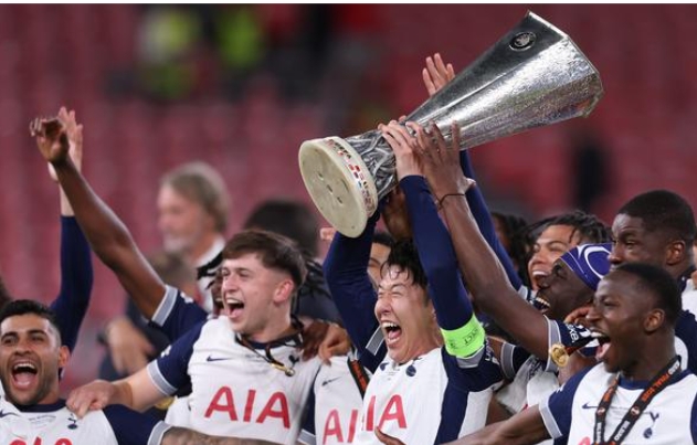 Tottenham Hotspur players with the trophy. Tottenham Hotspur players with the trophy.