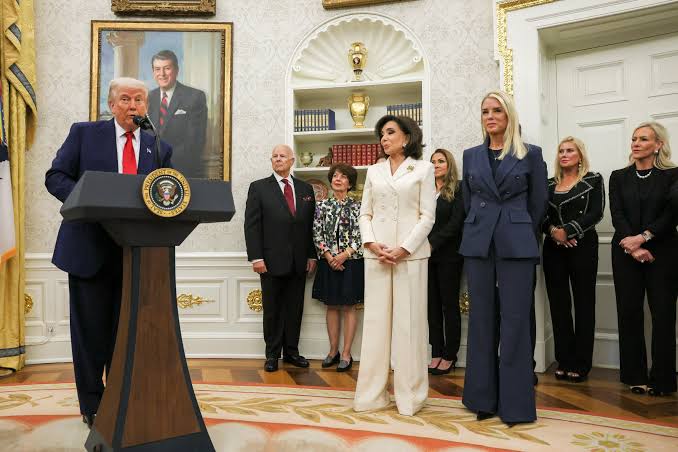 Trump pardons reality TV stars accused of tax fraud, politicians, a union leader, a rapper among many Trump pardons reality TV stars accused of tax fraud, politicians, a union leader, a rapper among many