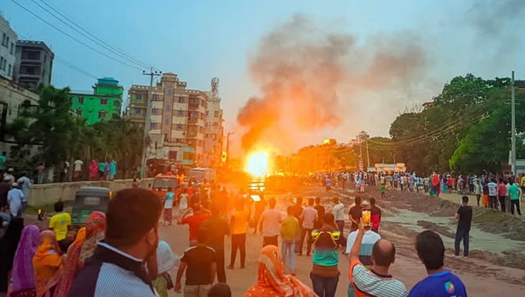 After the truck loaded with gas cylinders overturned, explosions are still occurring intermittently. Photo: Daily Star After the truck loaded with gas cylinders overturned, explosions are still occurring intermittently. Photo: Daily Star