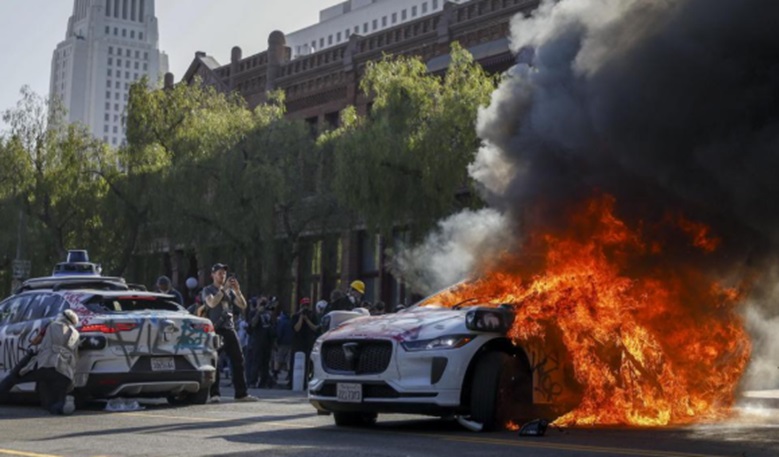 Conditions in Los Angeles, the largest city in California, deteriorated to such an extent that President Trump had to send 2,000 National Guard troops. Even after that, the situation did not improve. There has been rampant arson in Los Angeles. Conditions in Los Angeles, the largest city in California, deteriorated to such an extent that President Trump had to send 2,000 National Guard troops. Even after that, the situation did not improve. There has been rampant arson in Los Angeles.