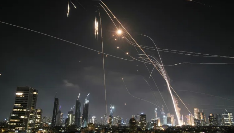 On June 14, Iran launched a missile attack on Israel. Strong explosions were heard in Hebron, located in the occupied West Bank of Israel. On June 14, Iran launched a missile attack on Israel. Strong explosions were heard in Hebron, located in the occupied West Bank of Israel.