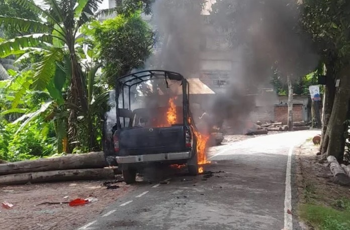 There was intense violence in Gopalganj, Bangladesh, yesterday. The miscreants set fire to the rally stage and vehicles. There was intense violence in Gopalganj, Bangladesh, yesterday. The miscreants set fire to the rally stage and vehicles.