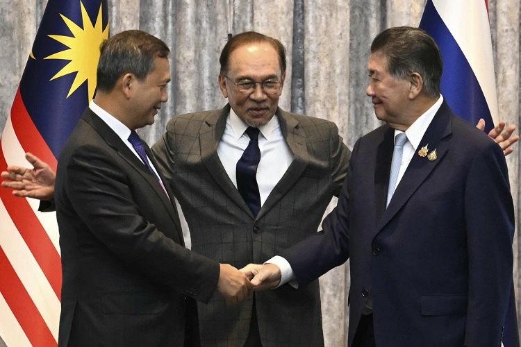 Malaysia's Prime Minister Anwar Ibrahim (C), Cambodia's Prime Minister Hun Manet (L) and Thailand's acting Prime Minister Phumtham Wechayachai (R Malaysia's Prime Minister Anwar Ibrahim (C), Cambodia's Prime Minister Hun Manet (L) and Thailand's acting Prime Minister Phumtham Wechayachai (R