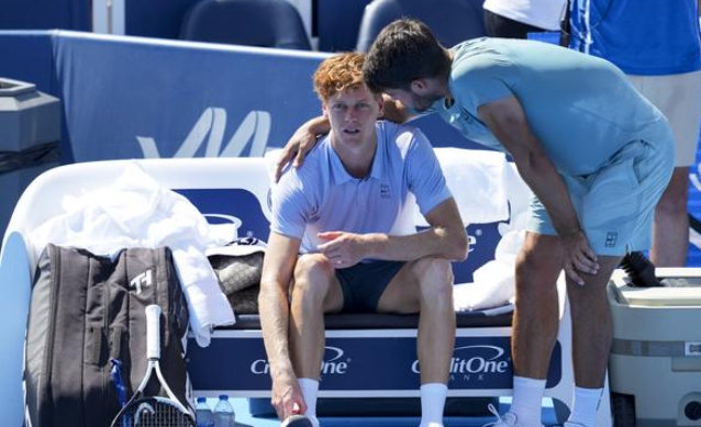 Carlos Alcaraz talking to Sinner