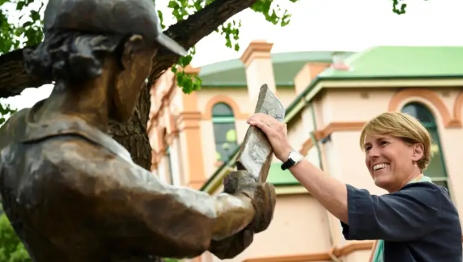 Belinda Clark posing with her statue at the SCG Belinda Clark posing with her statue at the SCG