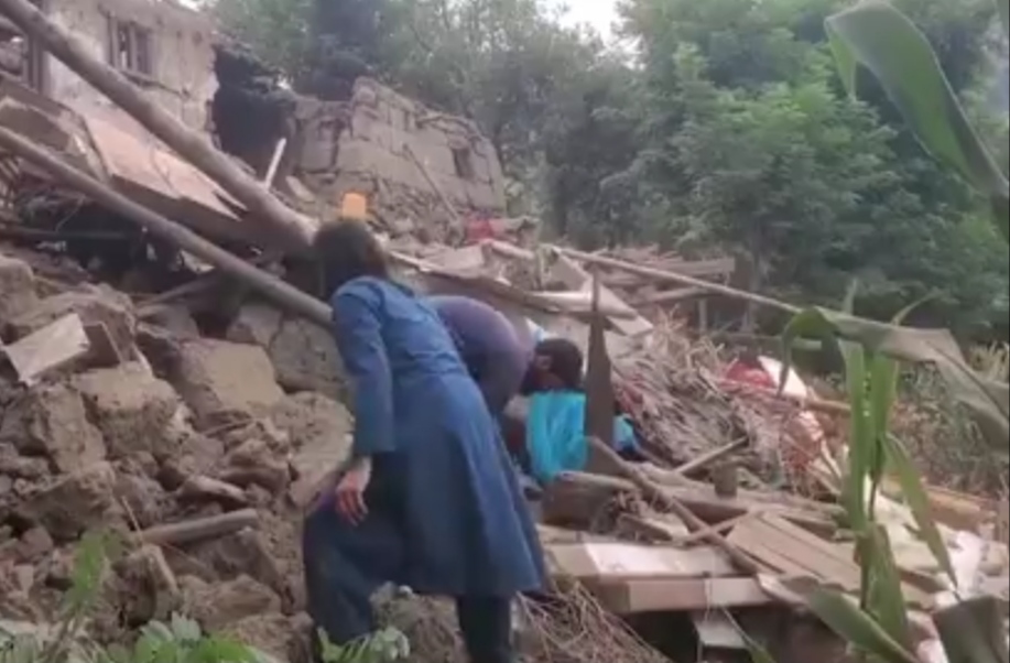 Over 800 Dead, Thousands Injured as Rescue Teams Race Against Time