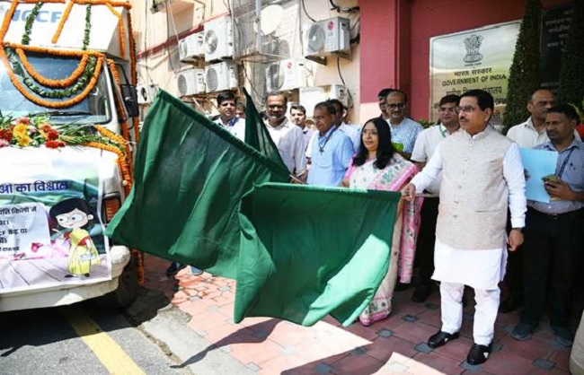 Union Minister Prahlad Joshi flagged off the Central Warehouse's mobile van