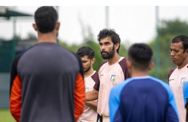 Indian coach Khalid Jamil in the middle, with other players.