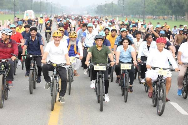 Mandaviya Joins ‘Fit India Sunday on Cycle,’ Urges Citizens to Embrace Swadeshi Products