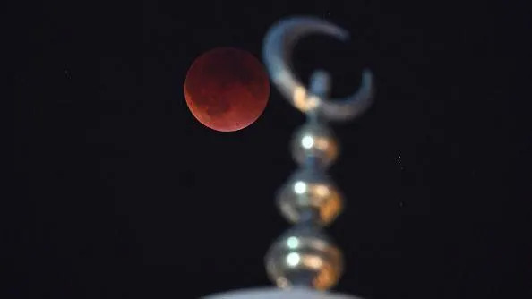 Blood Moon Spectacle Lights Up Iconic Skylines Worldwide