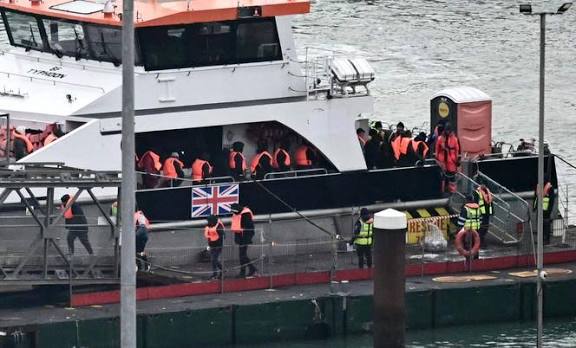 UK Deports First Migrant to France Under New 'One In, One Out' Deal