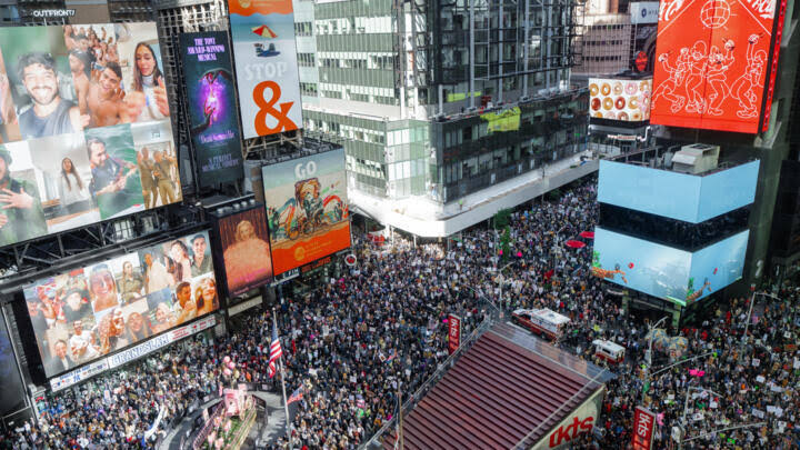 Democracy, Not Monarchy: Hundreds of Thousands Rally Across US in 'No Kings' Protests Against Trump Democracy, Not Monarchy: Hundreds of Thousands Rally Across US in 'No Kings' Protests Against Trump