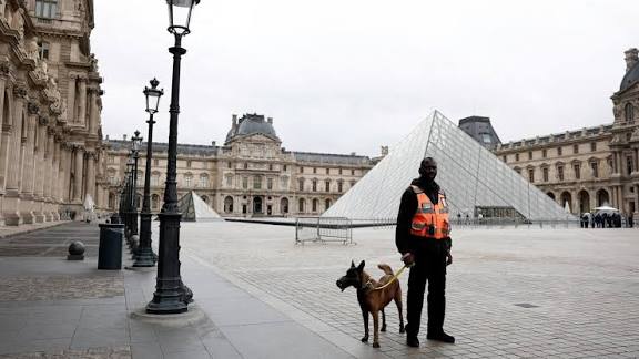 Louvre Museum Louvre Museum